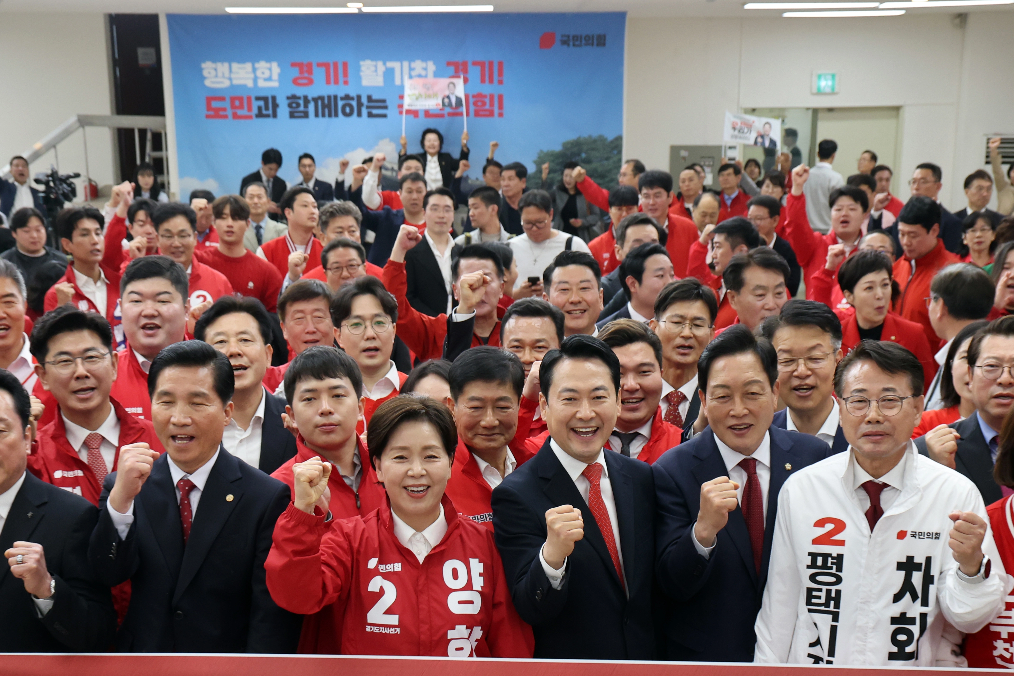 국민의힘 장동혁(앞줄 왼쪽 두 번째) 대표와 양향자(앞줄 맨 왼쪽) 경기지사 후보가 6일  경기 수원시 경기도당에서 열린 ‘제9회 전국동시지방선거 경기도당 필승 결의대회’에서 파이팅을 외치는 모습.
연합뉴스