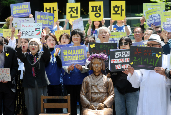 6일 서울 종로구 옛 주한 일본대사관 인근에서 열린 ‘일본군 성노예제 문제해결을 위한 정기 수요시위’에서 참가자들이 다시 만난 소녀상 퍼포먼스를 하고 있다. 2026.5.6  연합뉴스