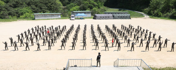 육군 35사단 장병들이 6일 전북 임실군 35사단 유격훈련장에서 유격체조를 하고 있다. 2026.5.6 뉴스1