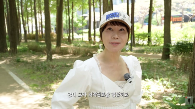 가수 박혜경이 경제적으로 힘들었던 시절 자신의 저작권을 모두 매각했다고 고백했다. 유튜브 채널 ‘원마이크’ 캡처