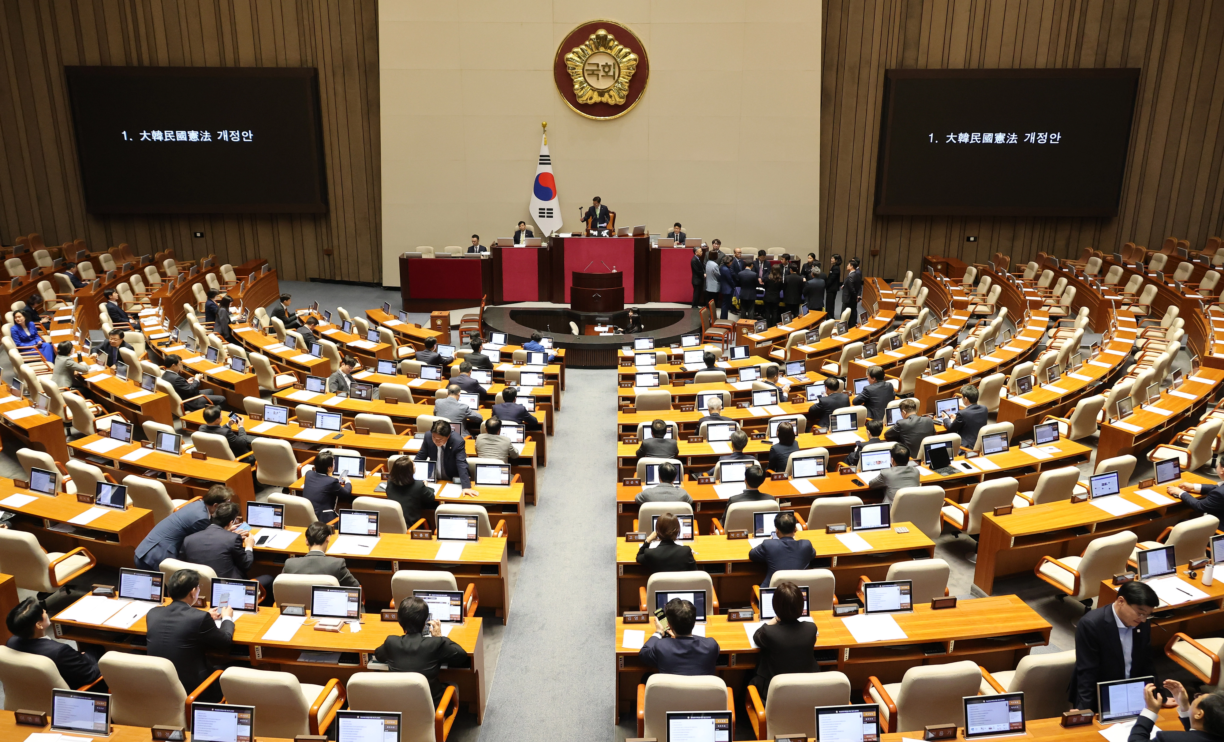 우원식 국회의장이 지난 7일 국회에서 열린 5월 임시국회 제1차 본회의에서 대한민국 헌법 개정안이 국민의힘 의원들의 표결 불참으로 의결정족수에 미달하자 투표 불성립을 선언하고 있다. 연합뉴스