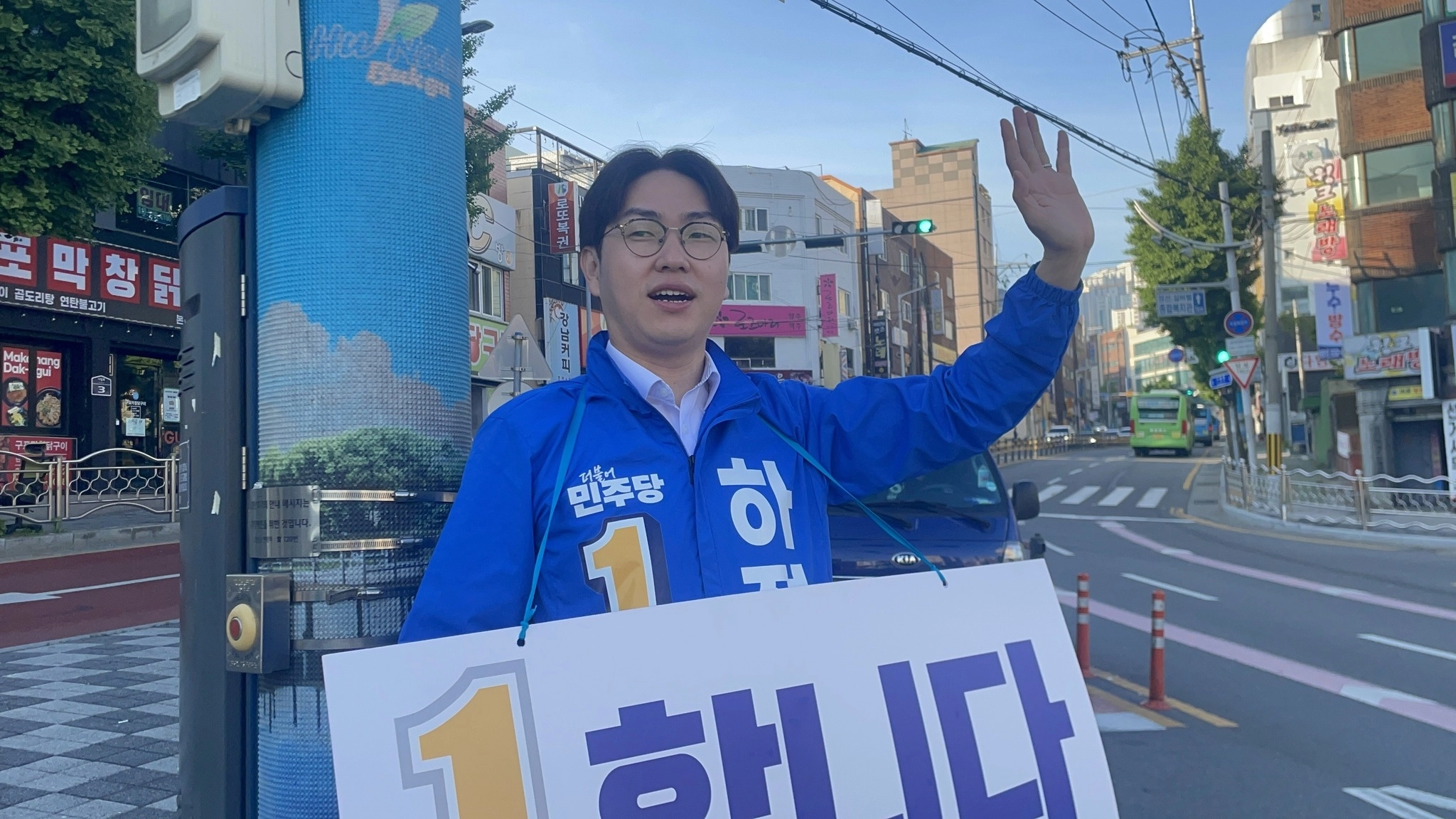 부산 북구갑 국회의원 보궐선거에 나선 하정우 더불어민주당 후보가 7일 부산 북구에서 시민들과 인사하고 있다.
하정우 후보 페이스북 캡처