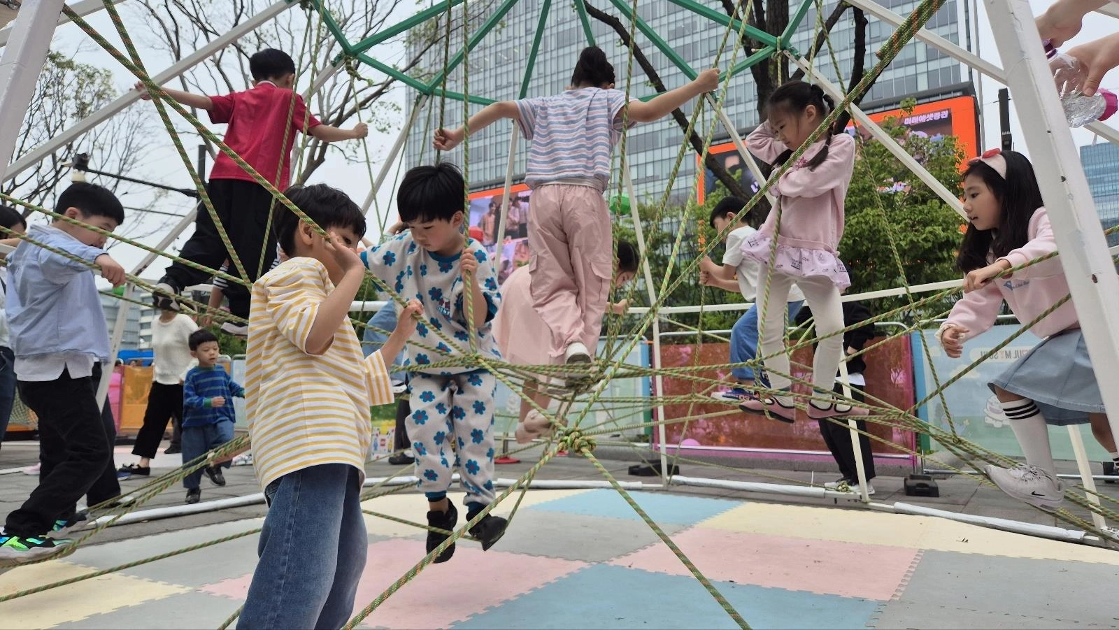 서울 중구 동대문디자인플라자(DDP)에서 열린 광화문가족동행축제와 연계한 찾아가는 서울형 키즈카페를 아이들이 이용하고 있다.
서울시 제공