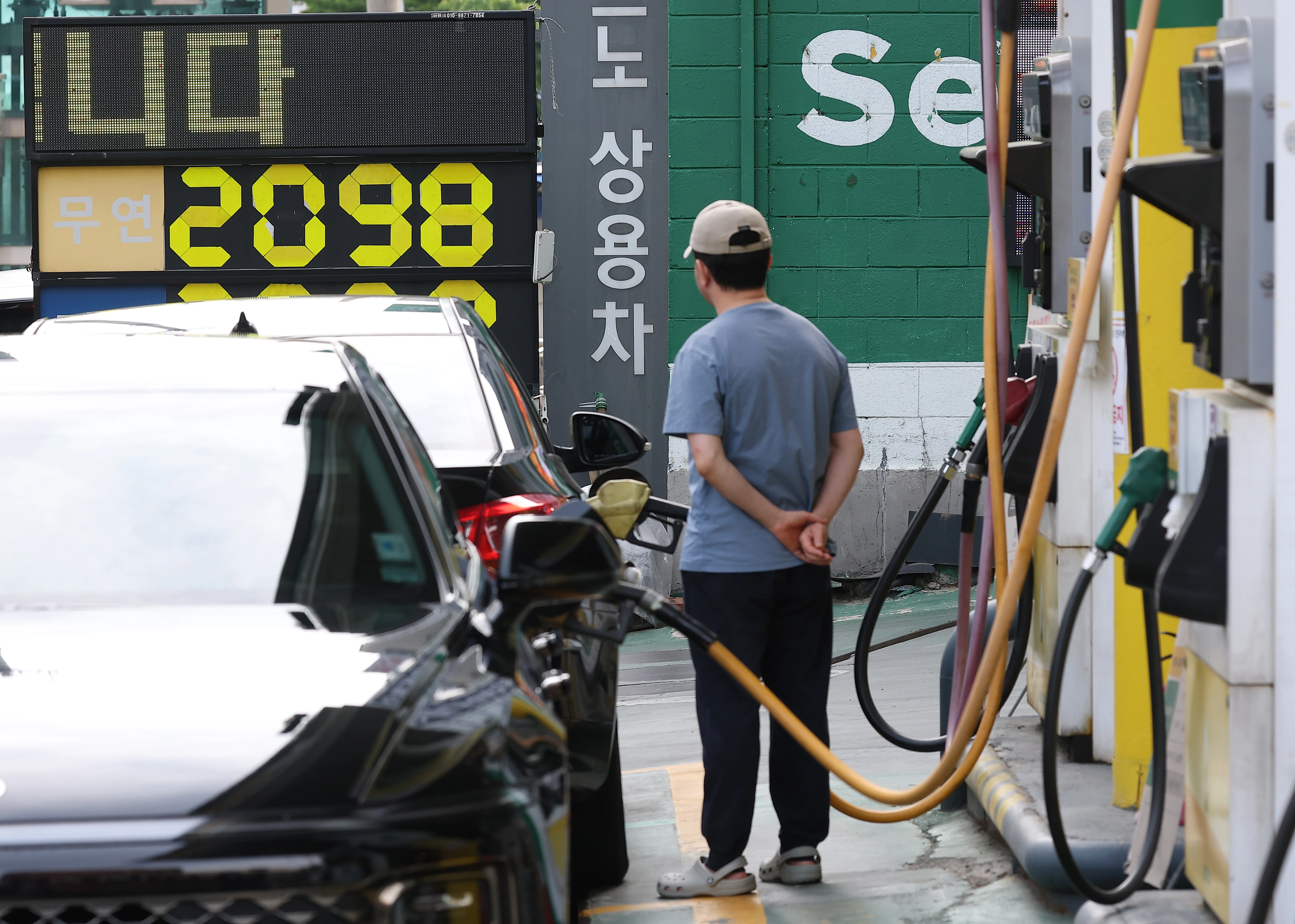 뒷짐 지게 하는 휘발유 가격  5차 석유 최고가격제 발표를 앞둔 7일 서울 한 주유소에 휘발유·경유 가격 안내문이 놓여 있다. 연합뉴스