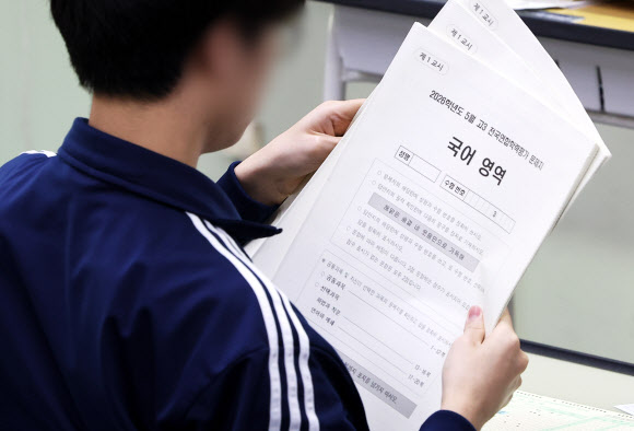 2026학년도 5월 고3 전국연합학력평가가 실시된 7일 경기도 수원시 영통구 효원고등학교에서 학생들이 시험지를 배부받고 있다. 2026.5.7 연합뉴스