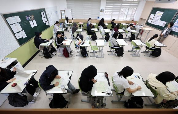 2026학년도 5월 고3 전국연합학력평가가 실시된 7일 대구 수성구 대구여자고등학교에서 고3 수험생들이 시험 준비를 하고 있다. 2026.5.7 연합뉴스