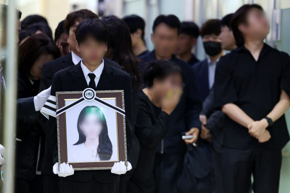 7일 광주 광산구 신가동 한 장례식장에서 20대 남성의 흉기에 찔려 숨진 여고생의 발인이 진행되고 있다. 2026.5.7 연합뉴스