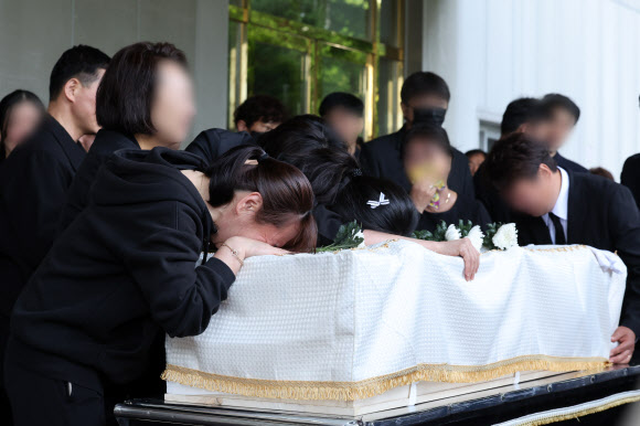 7일 광주 광산구 신가동 한 장례식장에서 20대 남성의 흉기에 찔려 숨진 여고생의 발인이 진행되고 있는 가운데 유가족들이 오열하고 있다. 2026.5.7 연합뉴스