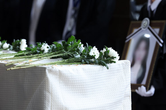 7일 광주 광산구 신가동 한 장례식장에서 20대 남성의 흉기에 찔려 숨진 여고생의 발인이 진행되고 있다. 2026.5.7 연합뉴스