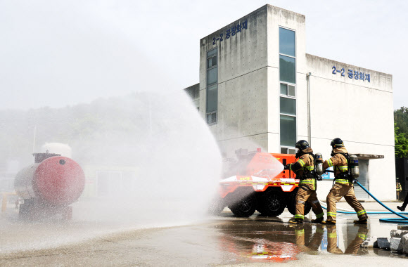 7일 경기도 용인시 경기도소방학교에서 열린 무인소방로봇 명명식 및 시연회에서 무인소방로봇 ‘파이로’가 방수 시연을 하고 있다. 2026.5.7 연합뉴스