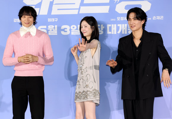 7일 서울 광진구 롯데시네마 건대입구점에서 열린 영화 ‘와일드씽’ 제작보고회에서 극 중 댄스 그룹 ‘트라이앵글’ 멤버를 연기한 배우 강동원(왼쪽부터), 박지현, 엄태구가 포즈를 취하고 있다. 2026.5.7 연합뉴스