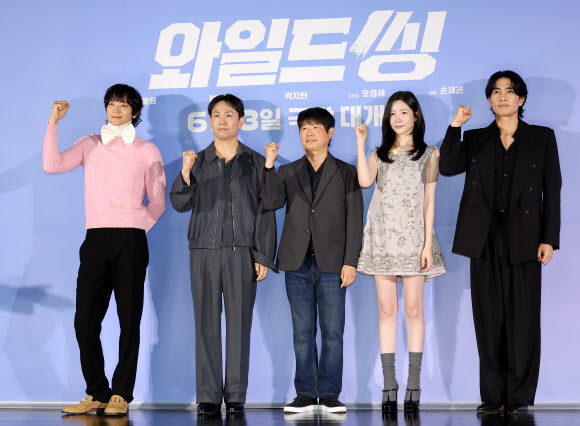 배우 강동원(왼쪽부터), 오정세, 손재곤 감독, 배우 박지현, 엄태구가 7일 서울 광진구 롯데시네마 건대입구점에서 열린 영화 ‘와일드씽’ 제작보고회에서 포즈를 취하고 있다. 2026.5.7 연합뉴스