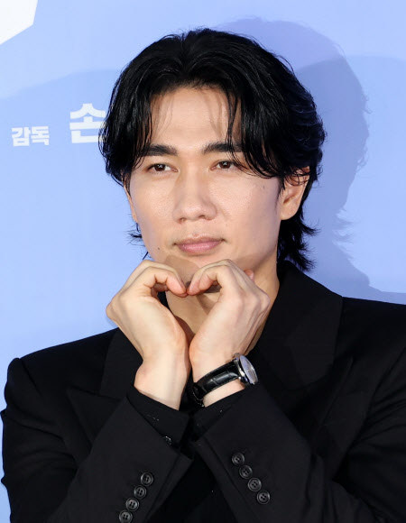배우 엄태구가 7일 서울 광진구 롯데시네마 건대입구점에서 열린 영화 ‘와일드씽’ 제작보고회에서 포즈를 취하고 있다. 2026.5.7 연합뉴스