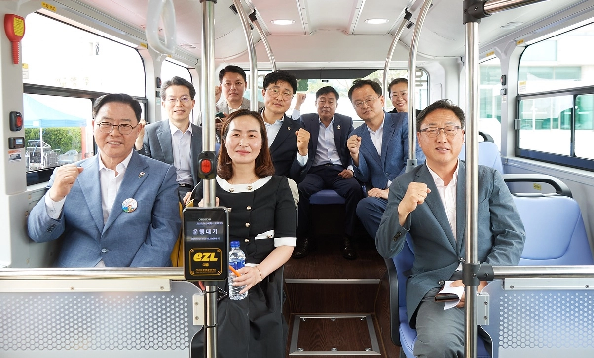 강수현(앞줄 왼쪽) 양주시장이 지난해 7월 직원들과 똑버스를 시승하고 있다.
양주시 제공