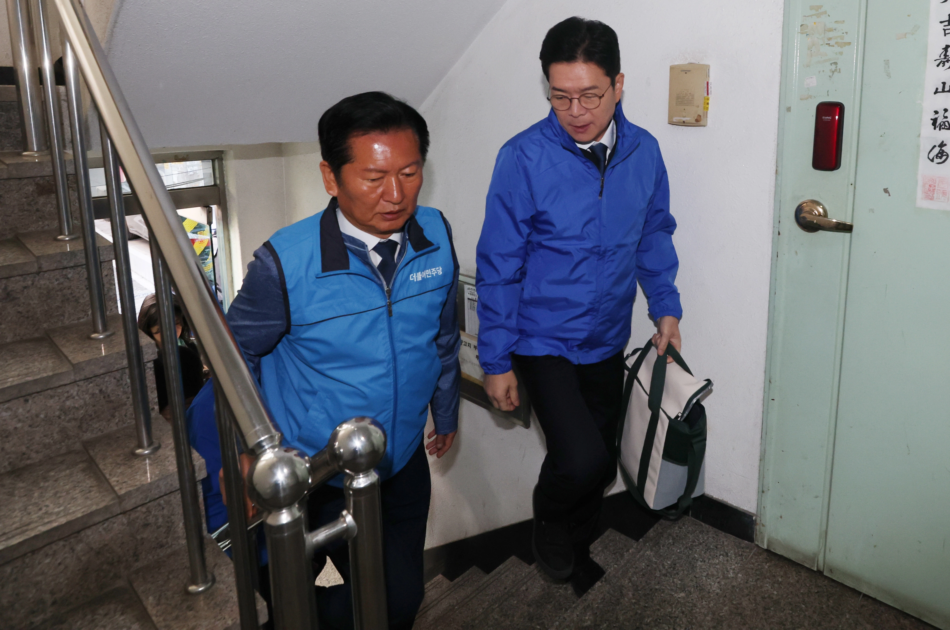 아침 우유배달 하는 정청래·정원오  정청래(왼쪽) 더불어민주당 대표가 8일 서울 송파구에서 6.3 지방선거 정원오 서울시장 후보와 우유배달 봉사활동을 하고 있다.