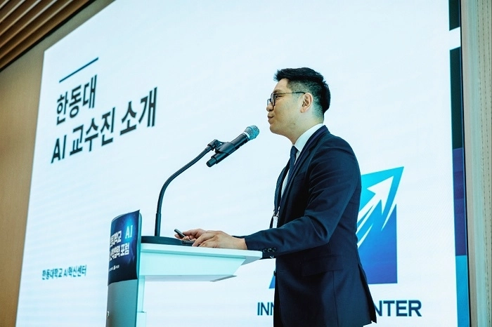 한동대 AI 가속기센터의 성과 및 운영 계획을 소개 중인 이한진 교수(제공-한동대)