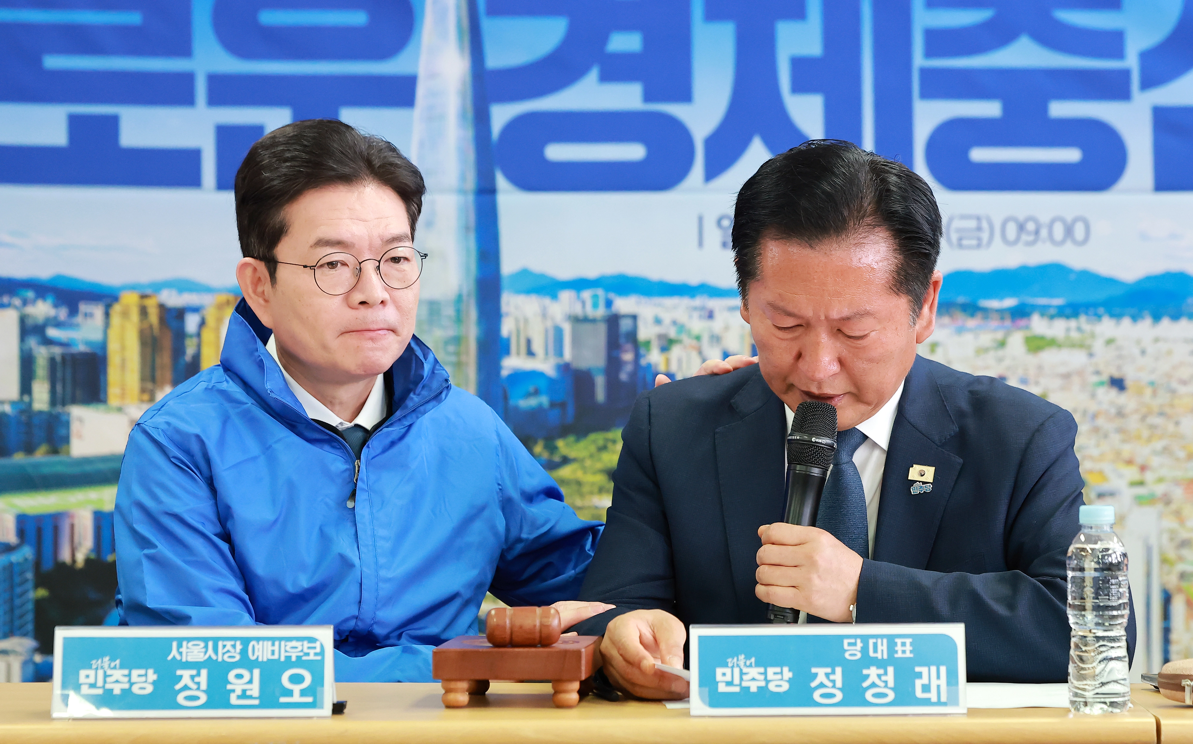 노상원 수첩·수용시설 언급하며 울먹이는 민주당 정청래 대표  더불어민주당 정청래(오른쪽) 대표가 8일 서울 송파구 조재희 송파구청장 후보 선거사무소에서 열린 현장 최고위원회의에 참석해 노상원 수첩과 연평도 수용시설 등을 언급한 뒤 잠시 울먹이자 정원오 서울시장 후보가 정 대표를 위로하고 있다.