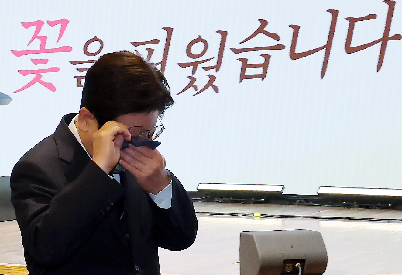 눈물 닦는 이재명 대통령  이재명 대통령이 8일 서울 중구 대한상공회의소에서 열린 어버이날 기념식에서 축사 후 눈물을 닦고 있다. 이 대통령은 축사에 앞서 순직 경찰관, 소방관 부모님들에게 카네이션을 달아드렸다. 
연합뉴스