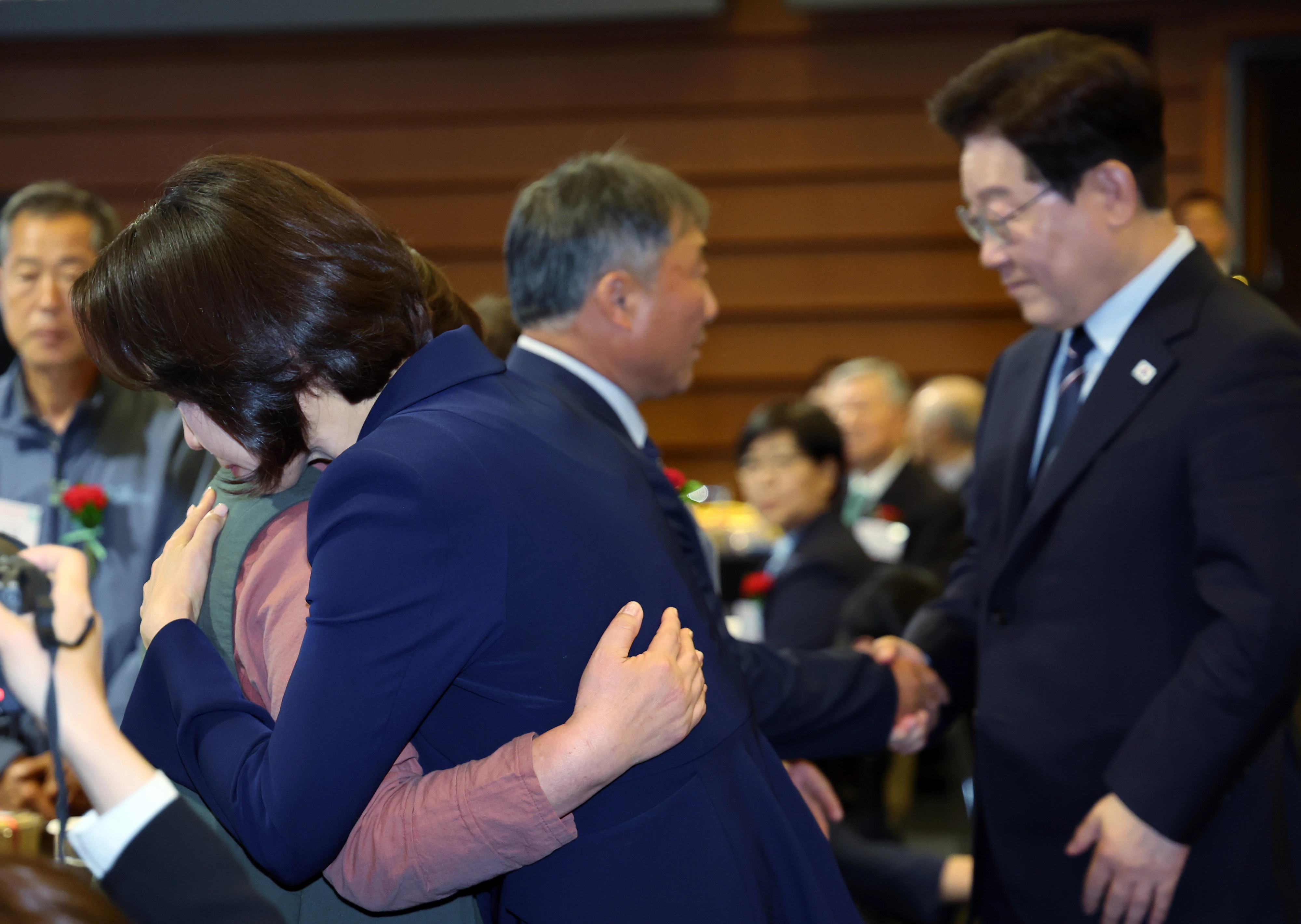 위로하는 이재명 대통령 부부  이재명 대통령과 김혜경 여사가 8일 서울 중구 대한상공회의소에서 열린 어버이날 기념식에서 순직 소방관, 경찰관 부모님들에게 카네이션을 달아드린 후 한 유가족을 위로하고 있다. 
연합뉴스