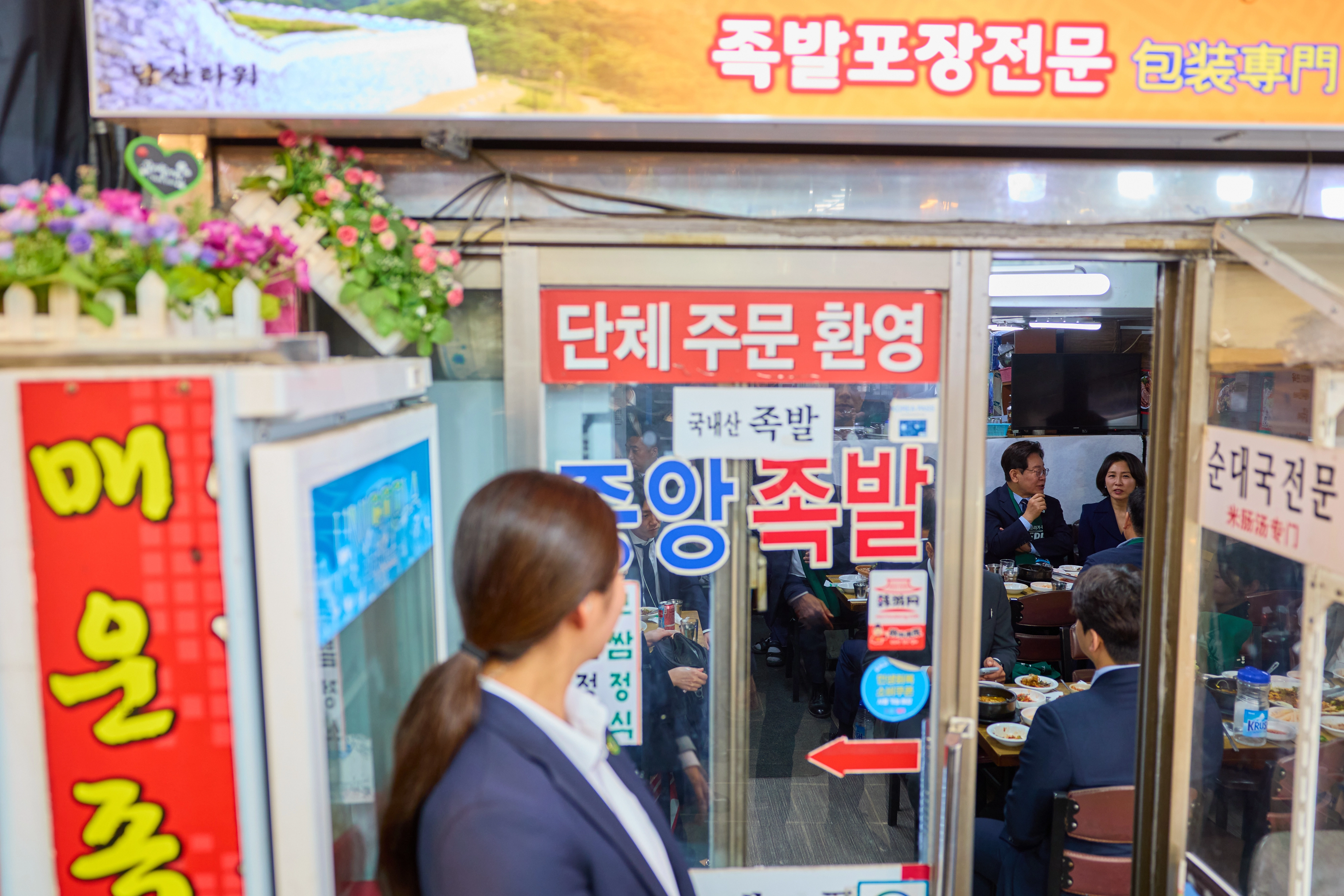 남대문시장 찾은 이재명 대통령 부부  이재명 대통령과 김혜경 여사가 8일 서울 남대문시장 한 식당에서 식사를 하고 있다.
연합뉴스