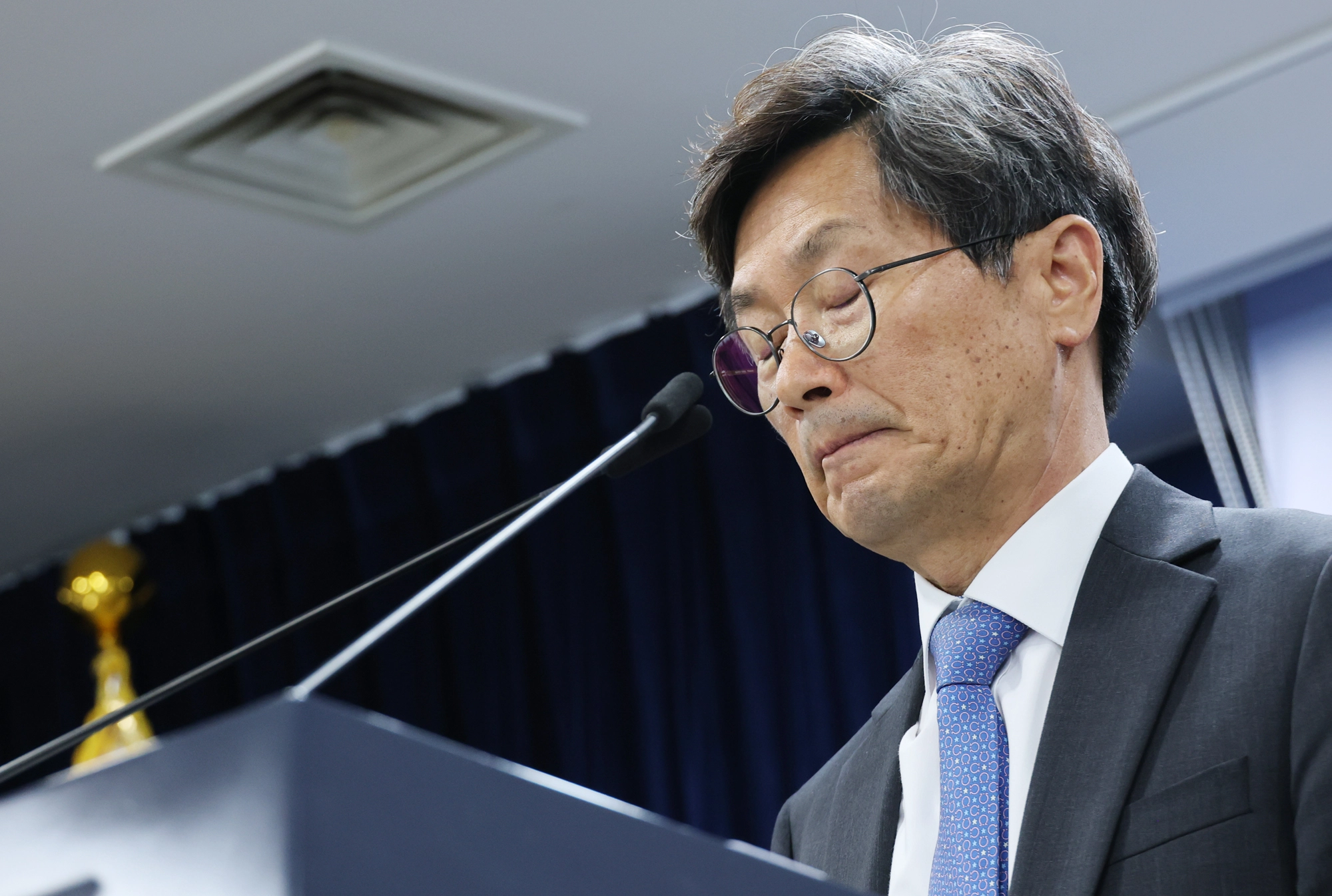 권익위 정상화 추진TF 결과 발표하는 정일연 위원장  정일연 국민권익위원회 위원장이 8일 서울 종로구 정부서울청사에서  열린 권익위 정상화 추진 TF 운영결과 발표 도중 전 부패방지국장 순직 관련 고인과 유가족에게 진정성 있는 사과를 하고자 한다는 발언과 함께 잠시 눈을 감고 있다. 연합뉴스