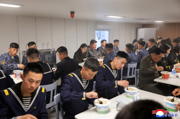 김정은, 구축함 ‘최현호’ 기동능력 종합평가시험 참관