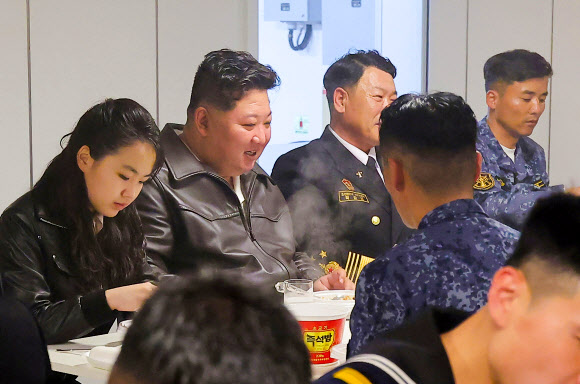 구축함 최현호 식당서 해병들과 동석한 김정은 딸 주애