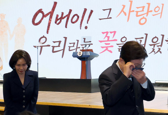 눈물 닦는 이재명 대통령