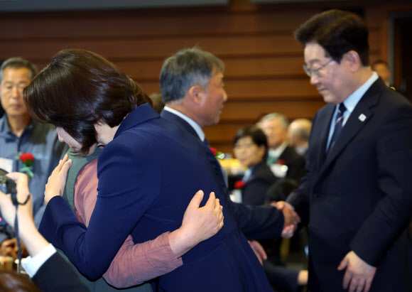 위로하는 이재명 대통령 부부
