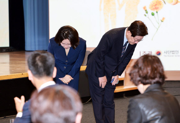 인사하는 이재명 대통령 부부