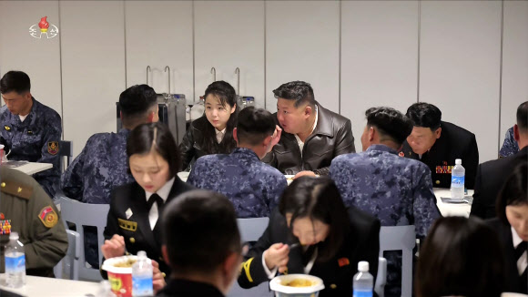 구축함 최현호 식당서 해병들과 동석한 김정은 딸 주애