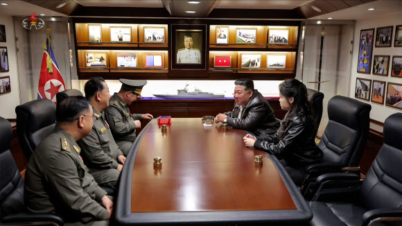 김정은, 딸 주애와 구축함 최현호 기동능력종합평가시험 참관