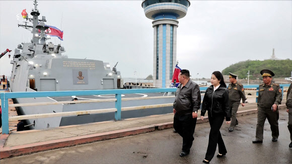김정은, 딸 주애와 구축함 최현호 기동능력종합평가시험 참관