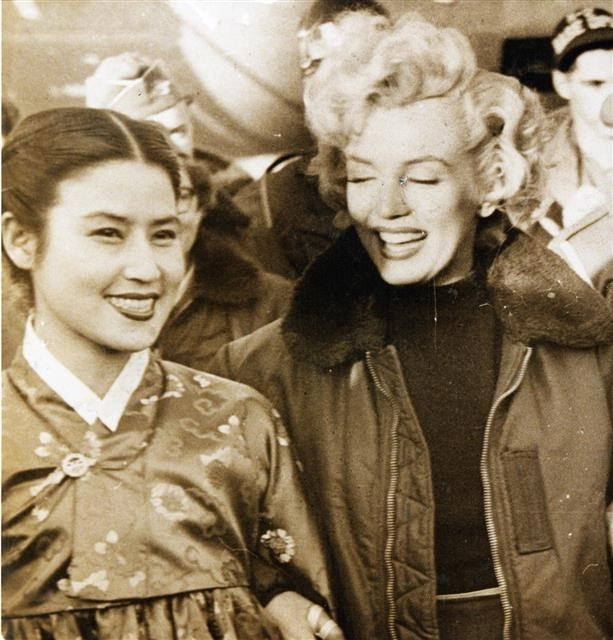 1954년 주한 미군 위문 공연을 온 미국 배우 메릴린 먼로와 함께한 최은희 모습. 한국영상자료원 제공