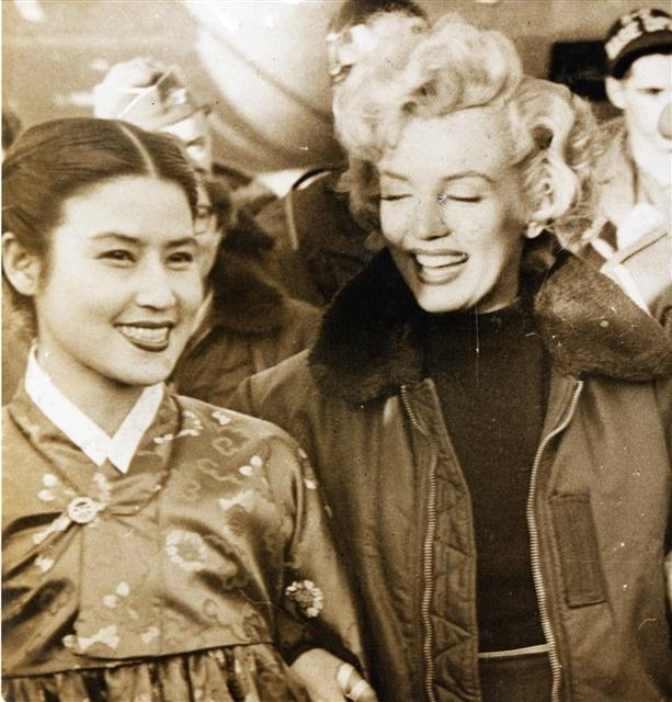 1954년 주한 미군 위문 공연을 온 미국 배우 메릴린 먼로와 함께한 최은희 모습. 한국영상자료원 제공