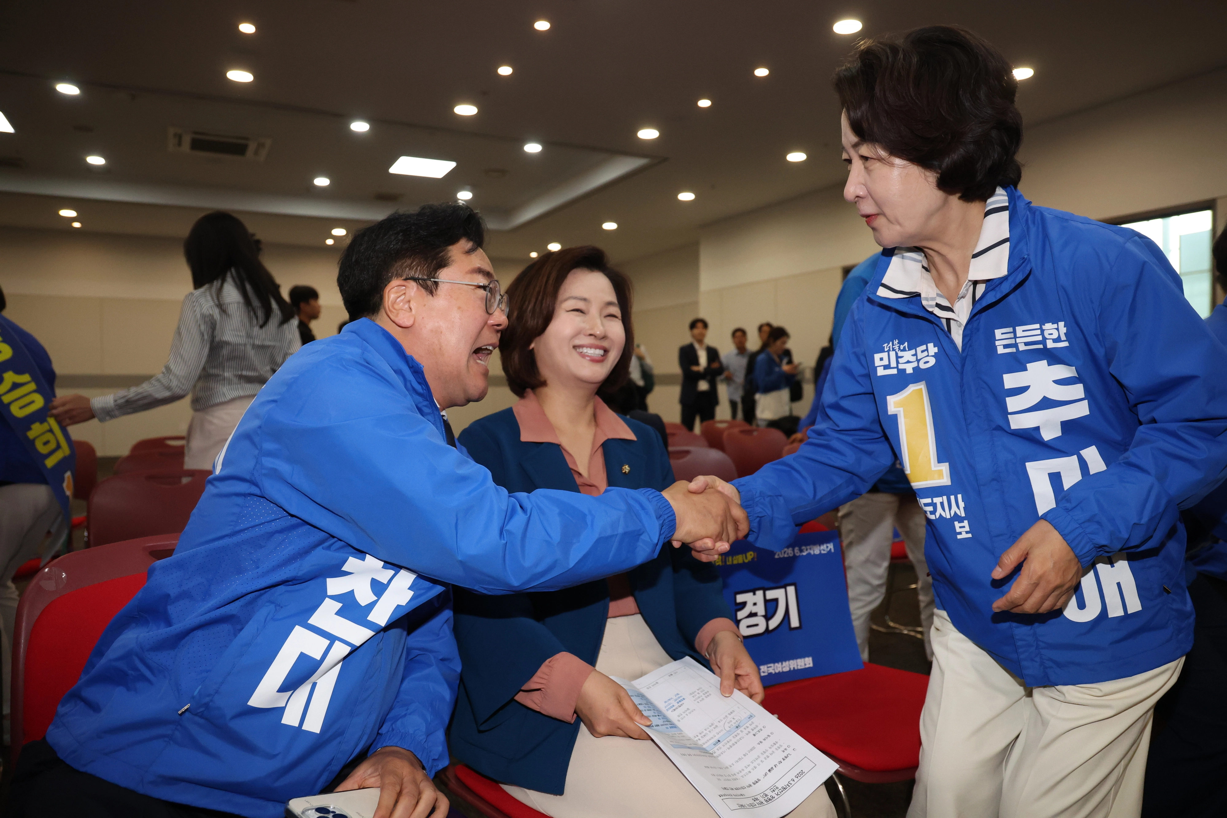추미애(오른쪽) 더불어민주당 경기지사 후보가 지난 7일 경기 고양시 킨텍스에서 박찬대 인천시장 후보와 인사하고 있다.  뉴시스