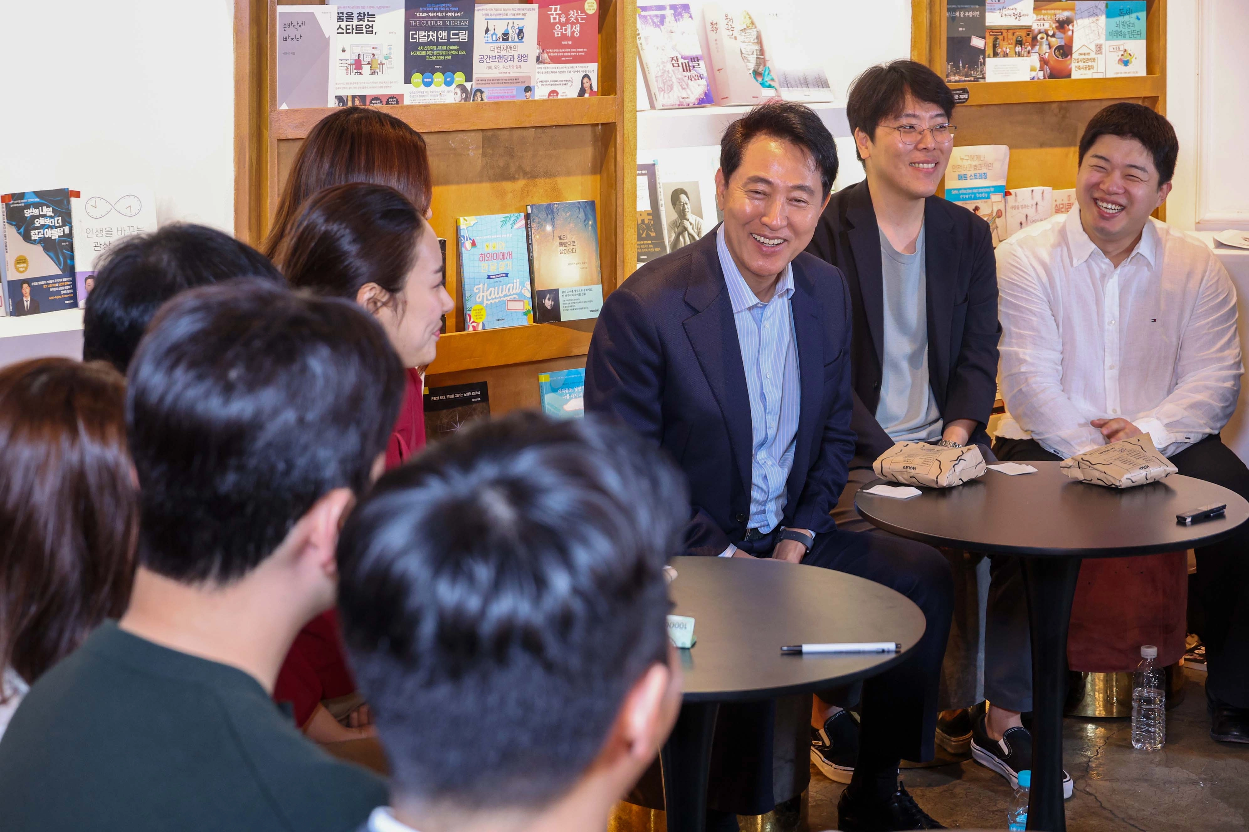 오세훈(오른쪽 세번째) 국민의힘 서울시장 후보가 10일 서울 강남구 문화복합공간에서 청년창업가들과 간담회를 하는 모습.
홍윤기 기자