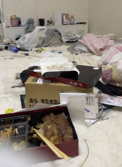 바닥에 먹다 남은 도시락이 버려져 있는 모습. 오코논기 루카 엑스 캡처