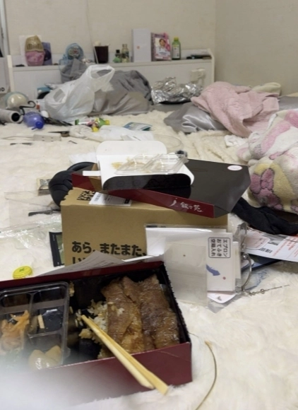 바닥에 먹다 남은 도시락이 버려져 있는 모습. 오코논기 루카 엑스 캡처