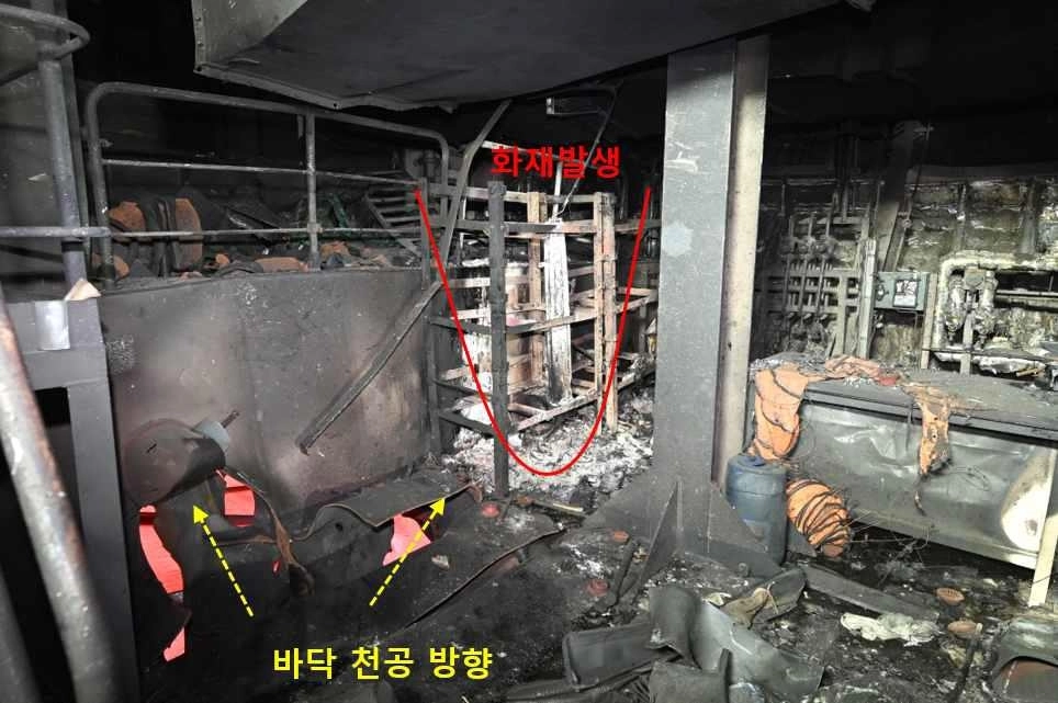 공개된 HMM 나무호 화재 현장  지난 4일 호르무즈 해협에서 일어난 한국 선박 화재 사건은 미상 비행체의 타격에서 비롯됐다고 정부가 밝혔다. 외교부는 10일 이 같은 내용의 정부 합동 조사 결과를 발표하며 현장 조사단이 기록한 사진을 공개했다. 사진은 나무호 화재 현장의 모습. 2026.5.10 외교부 제공