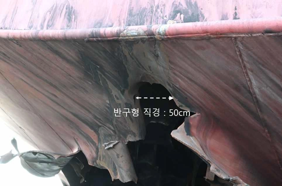공개된 HMM 나무호 화재 현장  지난 4일 호르무즈 해협에서 일어난 한국 선박 화재 사건은 미상 비행체의 타격에서 비롯됐다고 정부가 밝혔다. 외교부는 10일 이 같은 내용의 정부 합동 조사 결과를 발표하며 현장 조사단이 기록한 사진을 공개했다. 사진은 나무호 화재 현장의 모습. 2026.5.10 외교부 제공