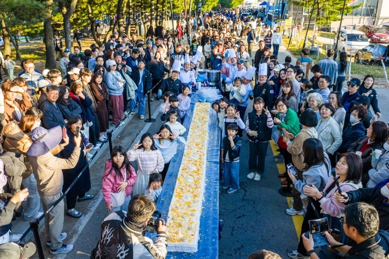 강원 강릉시는 온라인 설문조사를 통해 지역 대표 음식 10선을 선정한다. 사진은 강릉 누들축제 모습. 강릉시 제공