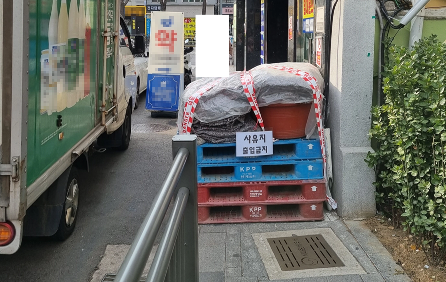 지난 2023년, 건물주의 차단 행위 당시 시민들의 제보 사진 중 하나.