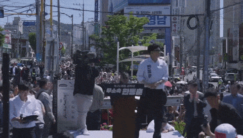 부산 북구갑 국회의원 보궐선거에 출마한 한동훈 무소속 후보가 카메라 기자가 무대에서 추락했는데도 무신경했다는 논란에 대해 “악의적인 허위사실 유포”라며 법적 대응에 나서겠다고 밝혔다. 유튜브 ‘한동훈’ 캡처
