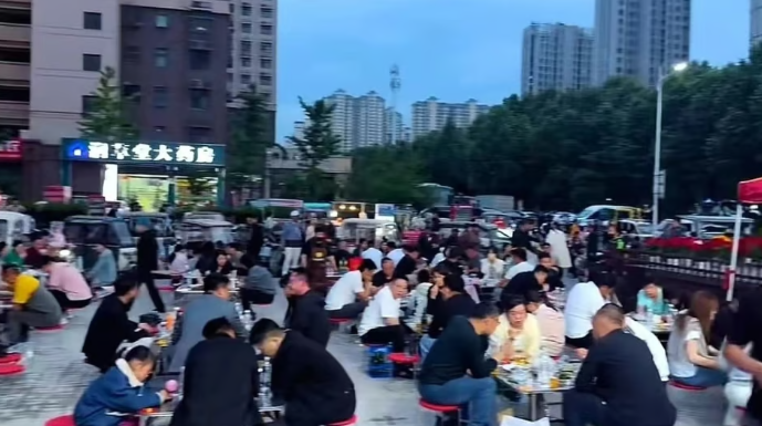 중국에서 백혈병 환아를 위해 가게 문을 닫고 조혈모세포(골수)를 기증한 노점상 주인의 사연이 알려지며 화제가 되고 있다. 샤오산후씨 제공