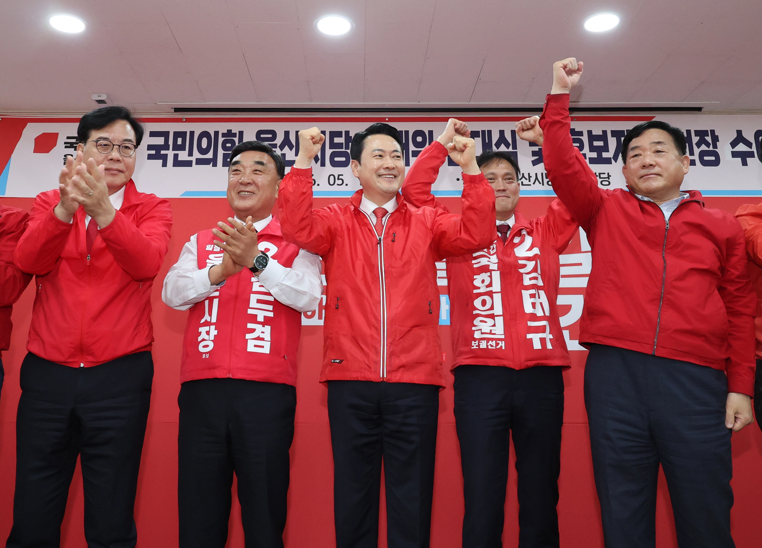 장동혁(가운데) 국민의힘 대표가 11일 울산시당 선대위 발대식에 참석한 모습. 왼쪽부터 송언석 원내대표, 김두겸 울산시장 후보, 장 대표, 김태규 울산 남구갑 보궐선거 후보.
울산 연합뉴스