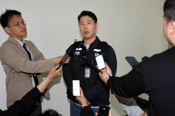 최승호 초기업노동조합 삼성전자 지부 위원장이 11일 정부세종청사 중앙노동위원회 제1조정회의실에서 열리는 사후조정회의에 참석하며 취재진에게 입장을 밝히고 있다.  노사는 21일로 예정된 총파업 전 사실상 마지막 기회가 될 중앙노동위원회 사후조정 절차를 통해 성과급 재원과 지급 기준에 대해 협상을 벌인다. 2026.5.11 연합뉴스