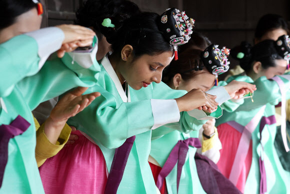 11일 경북 경산시 영남대 민속촌에서 유학생들이 한국 전통 여성 성년식인 ‘계례’를 체험하고 있다. 2026.5.11 연합뉴스