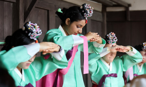 11일 경북 경산시 영남대 민속촌에서 유학생들이 한국 전통 여성 성년식인 ‘계례’를 체험하고 있다. 2026.5.11 연합뉴스