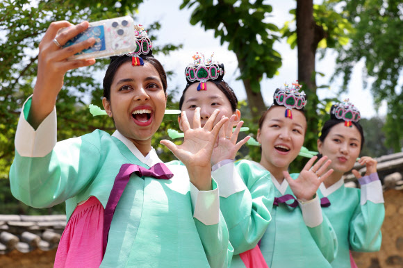 11일 경북 경산시 영남대 민속촌에서 유학생들이 한국 전통 여성 성년식인 ‘계례’를 체험한 뒤 기념 촬영을 하고 있다. 2026.5.11 연합뉴스